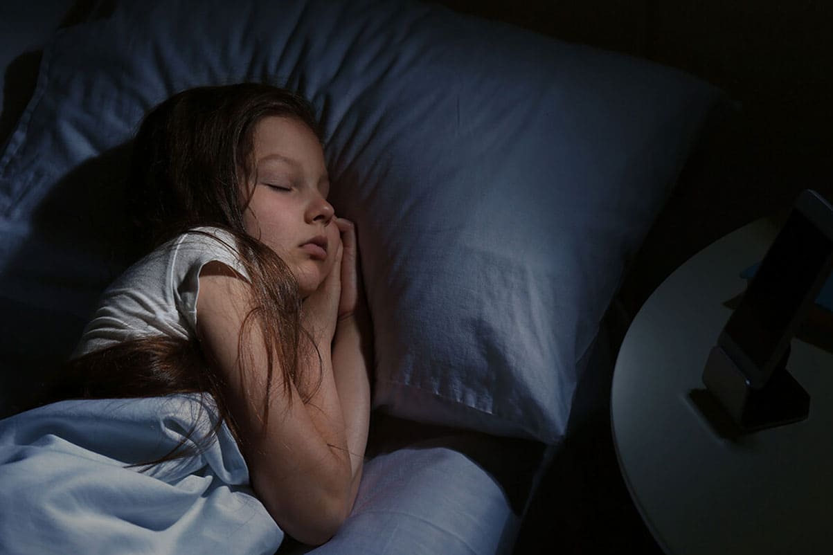 Раскрытая дочь спит ночью в белых трусиках фото